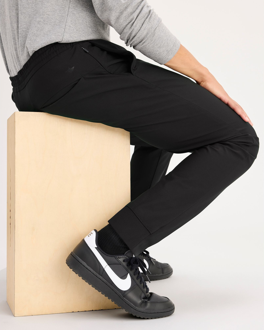 View of model wearing Beautiful Black Jogger Go, fit slim avec Airweave.