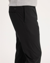 Side view of model wearing Beautiful Black Jogger Go, fit slim avec Airweave.