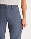 View of model wearing Ombre Blue Pantalon Go, fit slim avec Airweave.