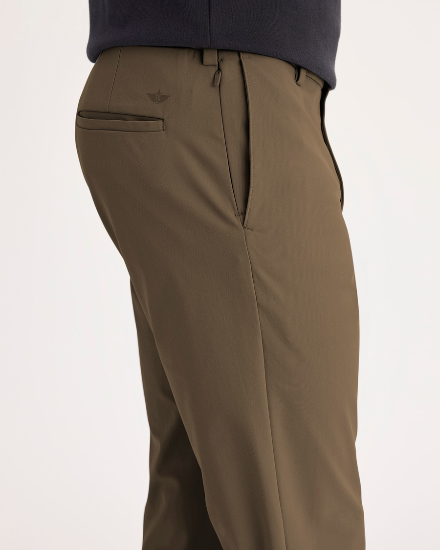 Side view of model wearing Otter Chino Go, fit slim avec Airweave.