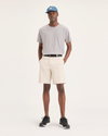 Front view of model wearing Sahara Khaki Short chino Go, fit straight avec Airweave.