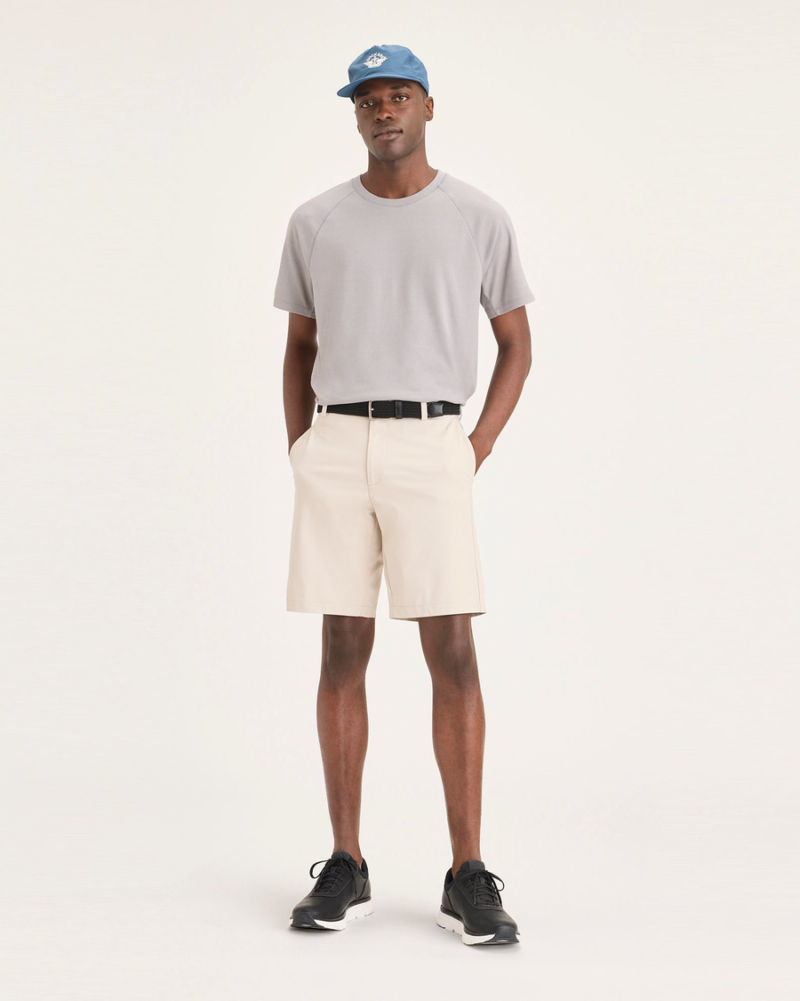 Front view of model wearing Sahara Khaki Short chino Go, fit straight avec Airweave.