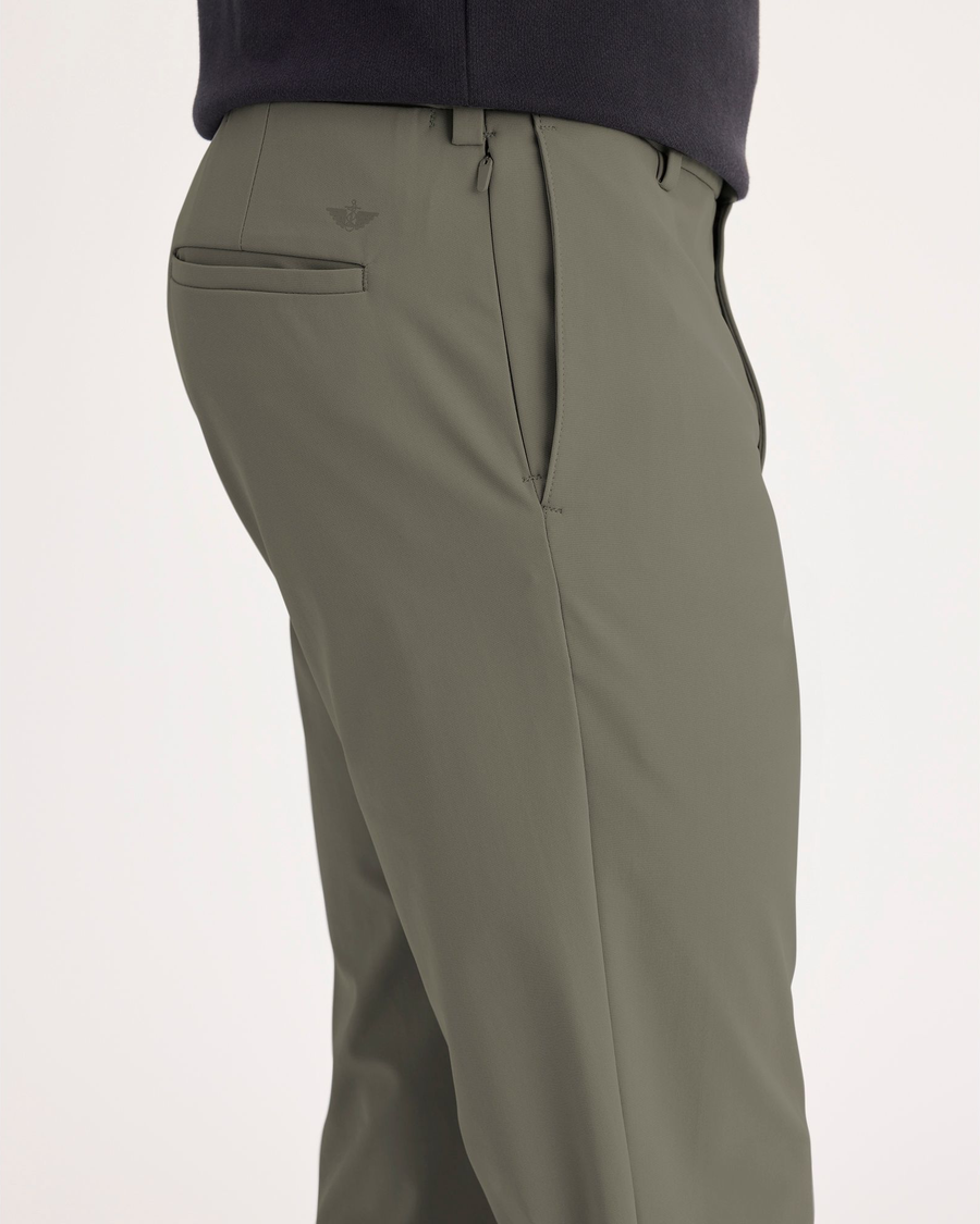 Side view of model wearing Tea Leaf Chino Go, fit slim avec Airweave.